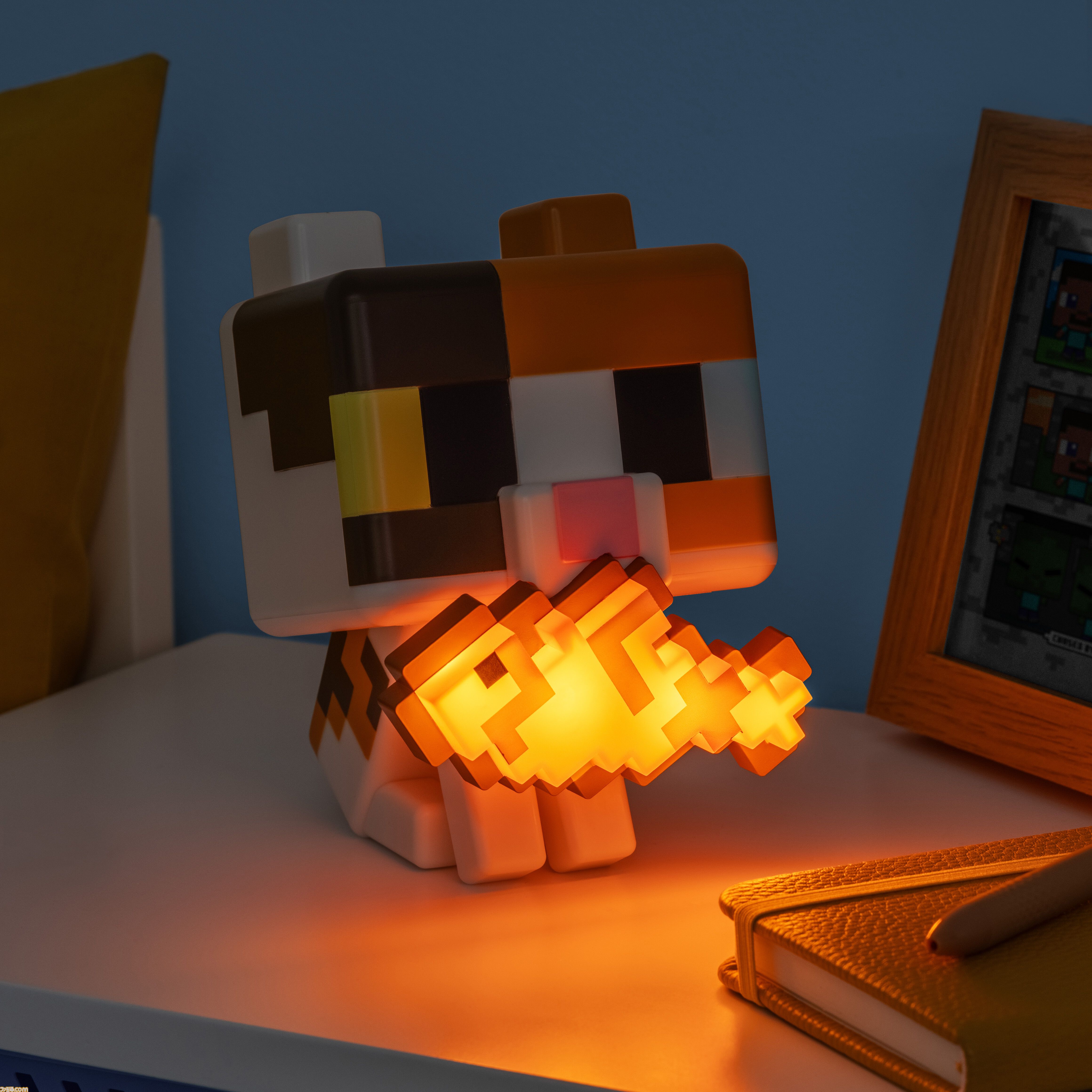 『マイクラ』お魚くわえた三毛猫のルームライトが猫の日（2/22）に新登場。オオカミ、ハチのフィギュアライトとあわせて予約開始