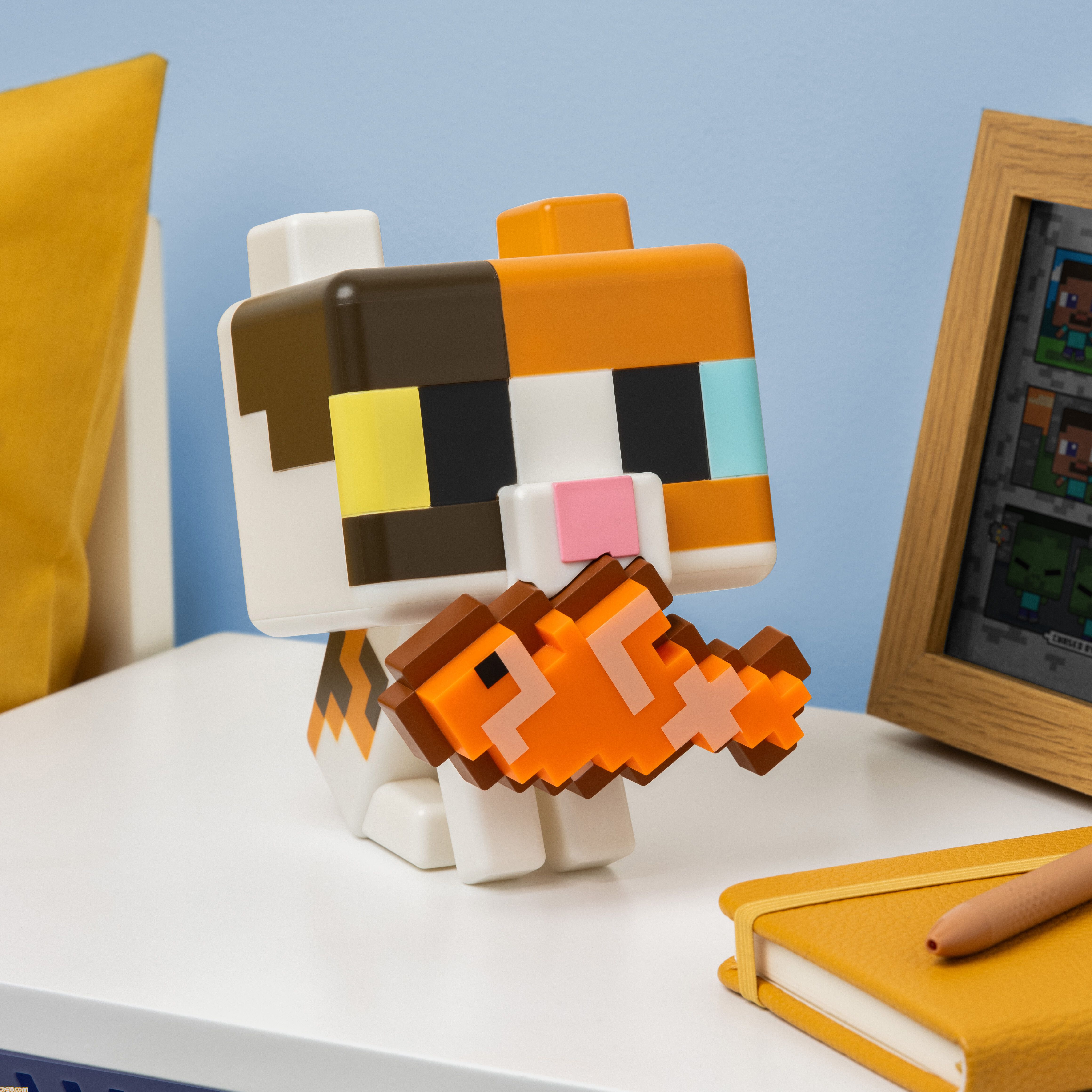 『マイクラ』お魚くわえた三毛猫のルームライトが猫の日（2/22）に新登場。オオカミ、ハチのフィギュアライトとあわせて予約開始
