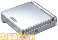 ゲームボーイアドバンスSPが発売された日。折りたたみ型のおしゃれでコンパクトなボディーは大人のユーザーでもためらうことなく持ち歩ける魅力があった【今日は何の日？】