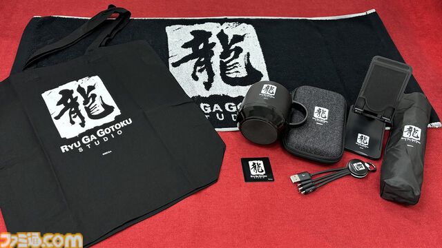 『龍が如く 極3 / 外伝 Dark Ties』発売を記念したすしざんまいコラボメニューが2月12日より登場。注文特典としてオリジナルステッカーが付属