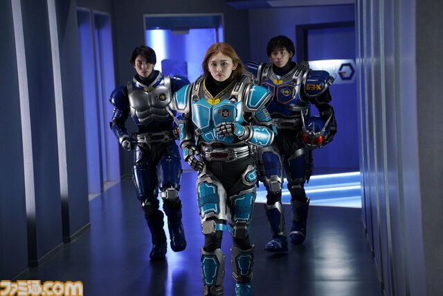 『アギトー超能力戦争ー』特殊強化装甲服G6を装着し戦う仮面ライダーG6が登場。岩永洋昭、青島心らが街を混乱に陥れる超能力者として出演