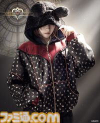 『キングダム ハーツ』×MAYLA第3弾はブルゾン。ソラを象徴する赤×黒の配色と耳付きフードが映える一着に。キーブレード型のチャームもかわいい