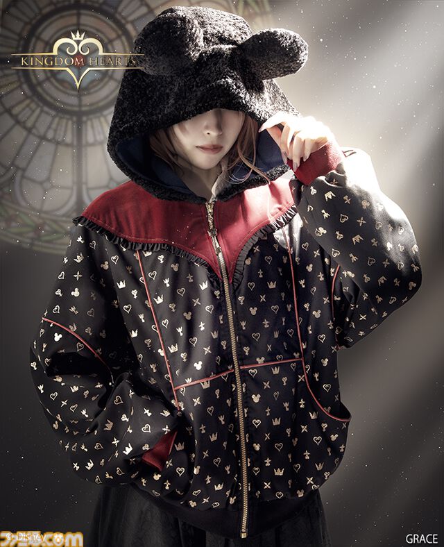 『キングダム ハーツ』×MAYLA第3弾はブルゾン。ソラを象徴する赤×黒の配色と耳付きフードが映える一着に。キーブレード型のチャームもかわいい