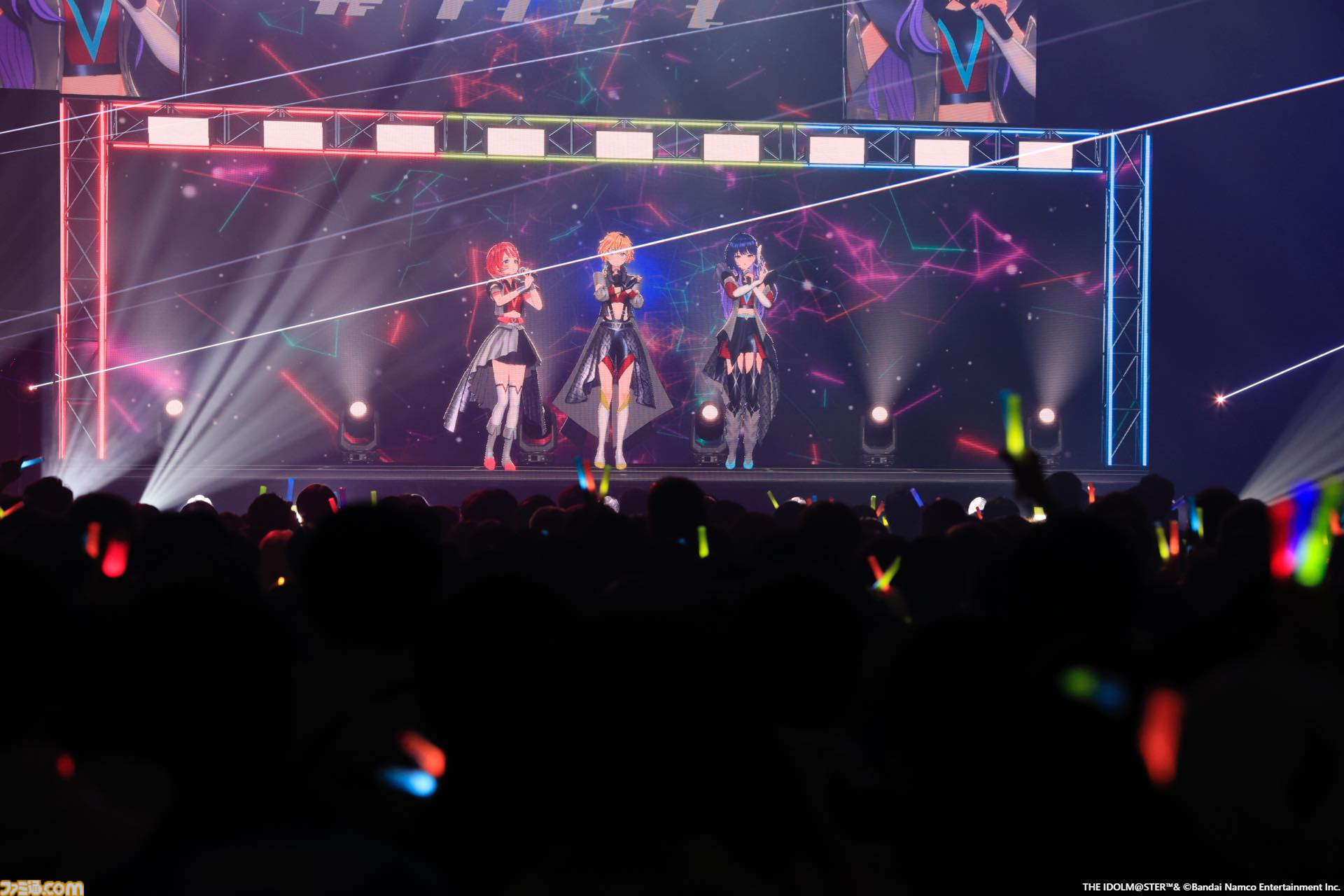 『ヴイアライヴ』2ndライブリポート。前回に続いて生バンドも加わった熱いライブではそれぞれの6thソロ曲やユニット最新曲も披露