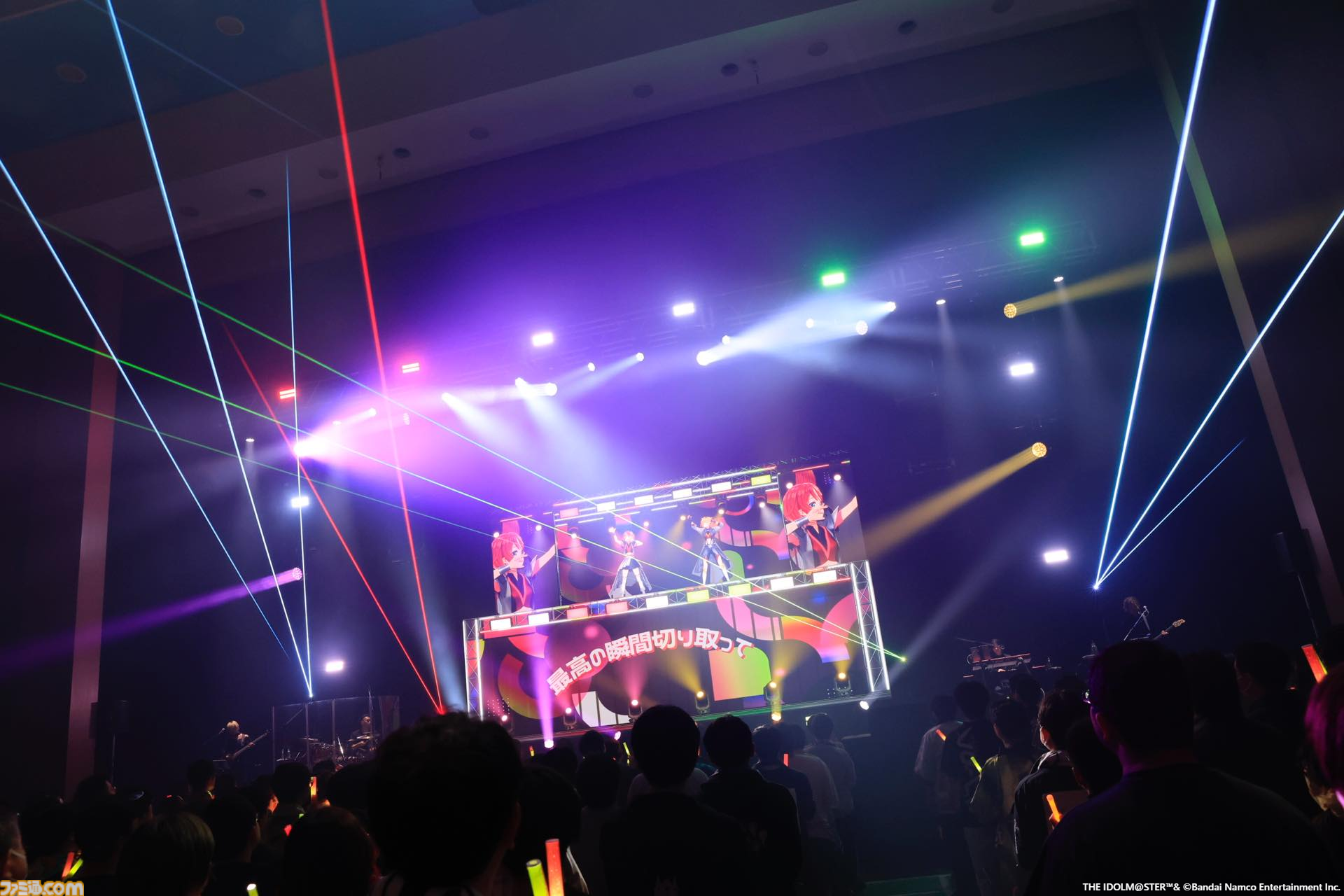 『ヴイアライヴ』2ndライブリポート。前回に続いて生バンドも加わった熱いライブではそれぞれの6thソロ曲やユニット最新曲も披露