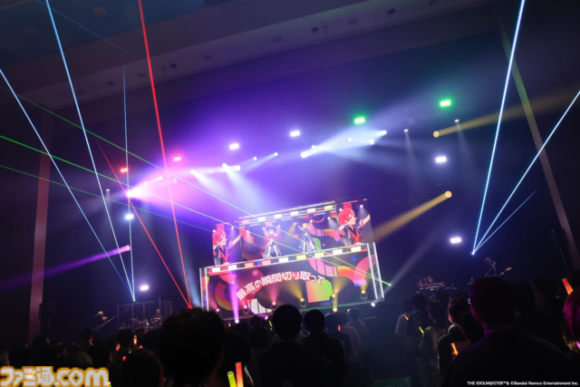 『ヴイアライヴ』2ndライブリポート。前回に続いて生バンドも加わった熱いライブではそれぞれの6thソロ曲やユニット最新曲も披露