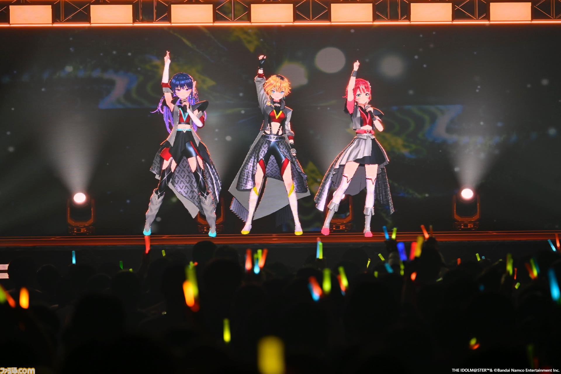 『ヴイアライヴ』2ndライブリポート。前回に続いて生バンドも加わった熱いライブではそれぞれの6thソロ曲やユニット最新曲も披露
