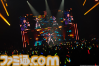 『ヴイアライヴ』2ndライブリポート。前回に続いて生バンドも加わった熱いライブではそれぞれの6thソロ曲やユニット最新曲も披露