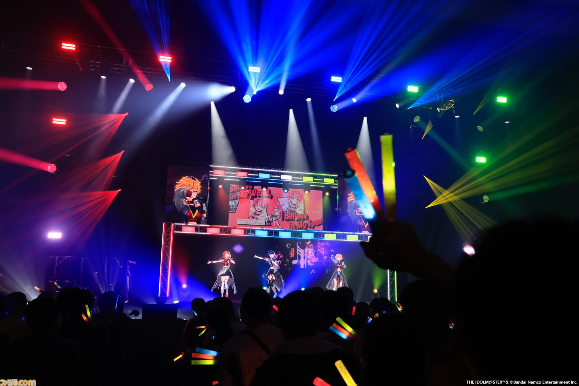 『ヴイアライヴ』2ndライブリポート。前回に続いて生バンドも加わった熱いライブではそれぞれの6thソロ曲やユニット最新曲も披露