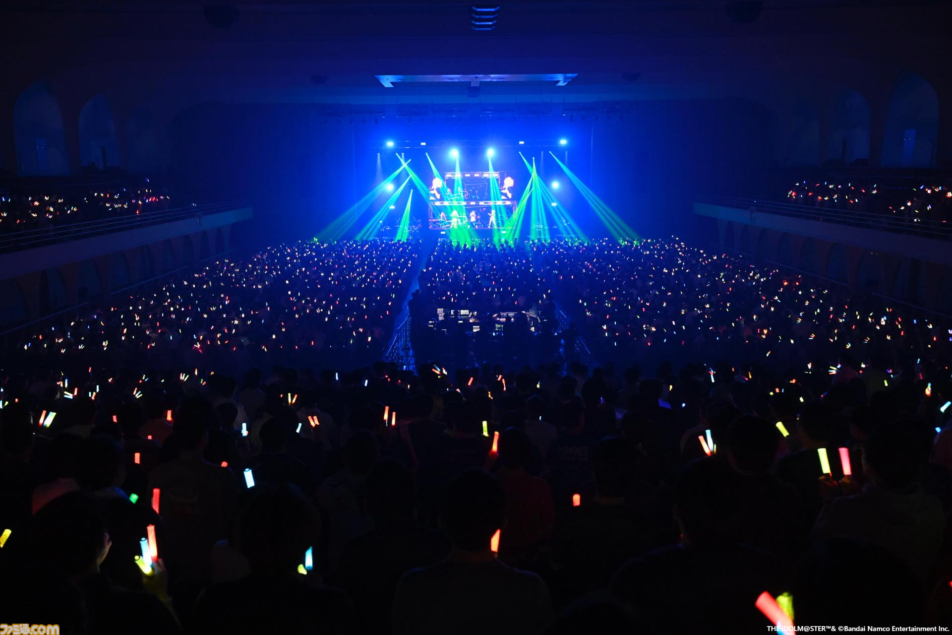 『ヴイアライヴ』2ndライブリポート。前回に続いて生バンドも加わった熱いライブではそれぞれの6thソロ曲やユニット最新曲も披露