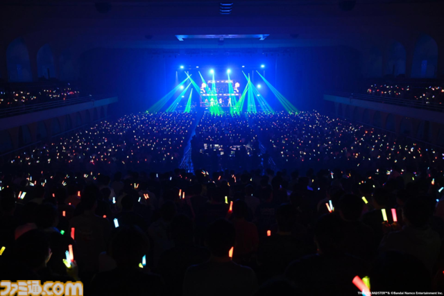 『ヴイアライヴ』2ndライブリポート。前回に続いて生バンドも加わった熱いライブではそれぞれの6thソロ曲やユニット最新曲も披露