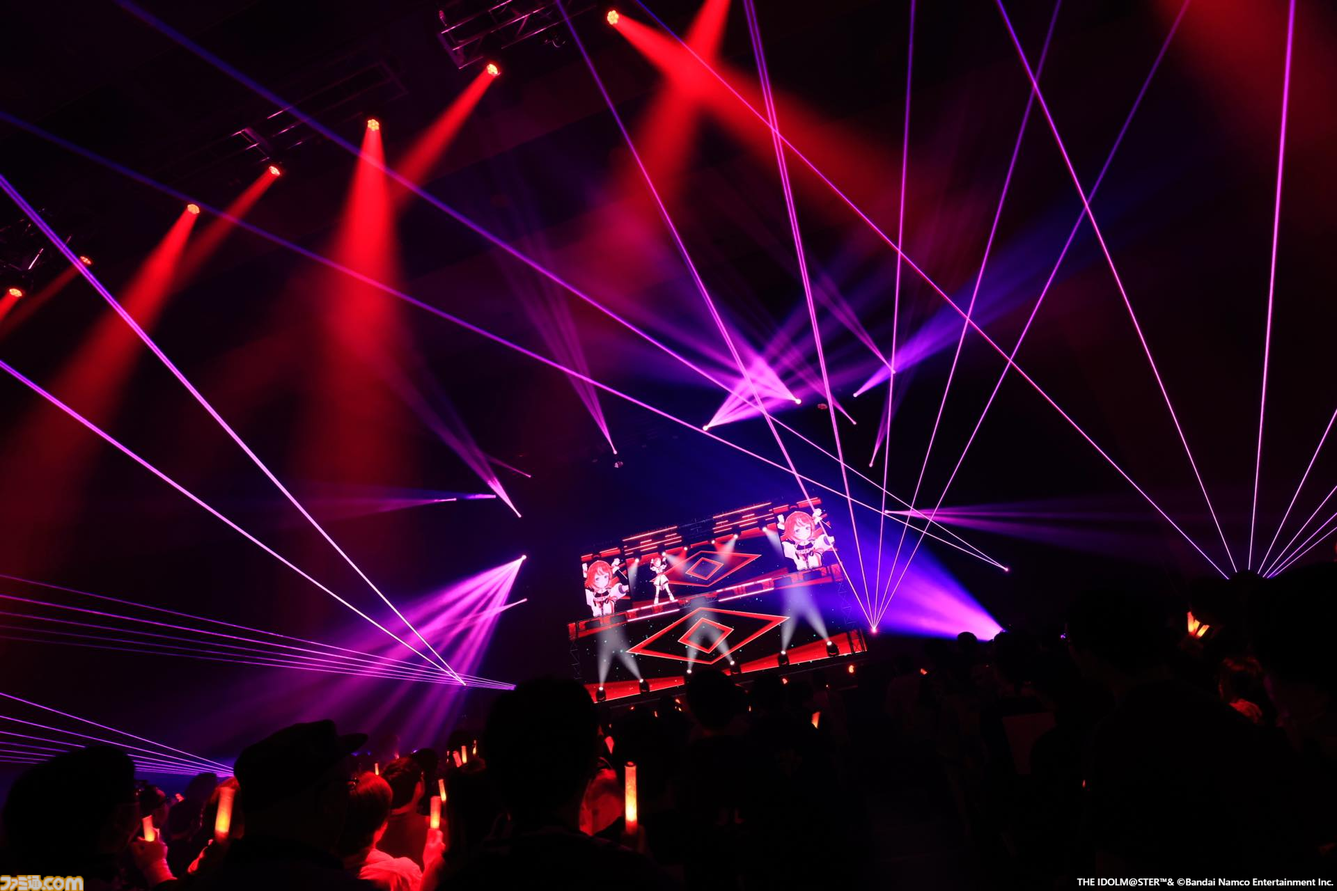 『ヴイアライヴ』2ndライブリポート。前回に続いて生バンドも加わった熱いライブではそれぞれの6thソロ曲やユニット最新曲も披露