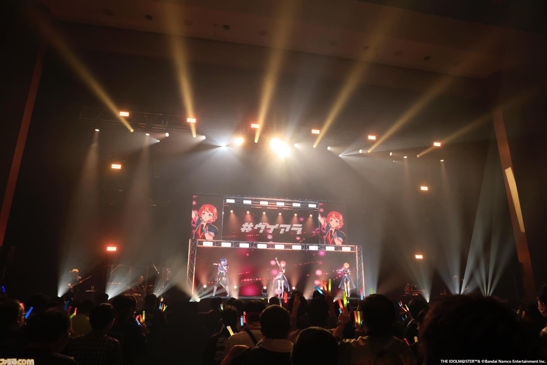 『ヴイアライヴ』2ndライブリポート。前回に続いて生バンドも加わった熱いライブではそれぞれの6thソロ曲やユニット最新曲も披露