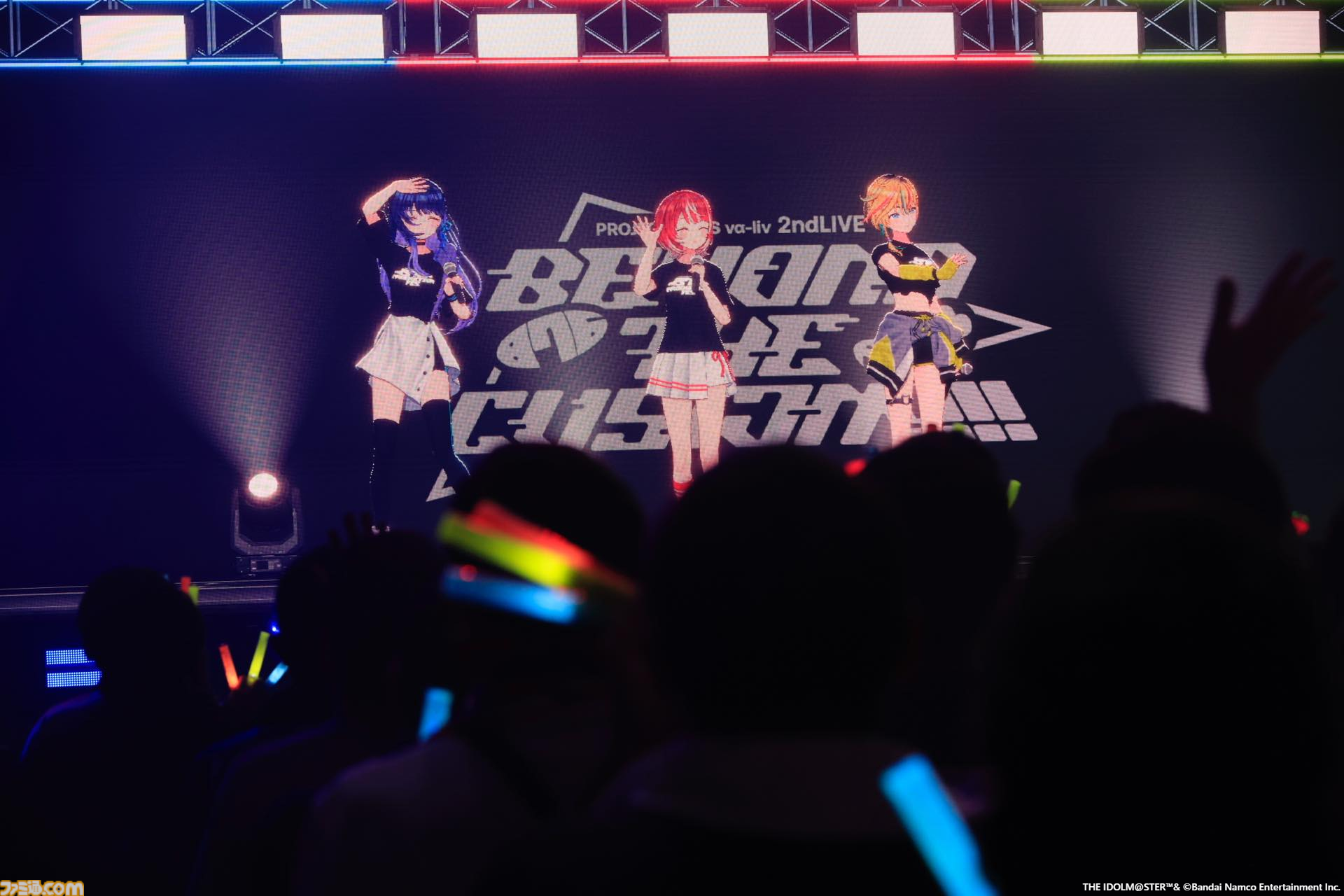 『ヴイアライヴ』2ndライブリポート。前回に続いて生バンドも加わった熱いライブではそれぞれの6thソロ曲やユニット最新曲も披露