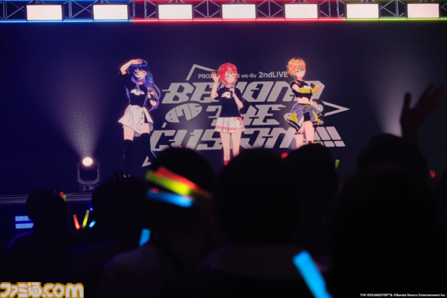 『ヴイアライヴ』2ndライブリポート。前回に続いて生バンドも加わった熱いライブではそれぞれの6thソロ曲やユニット最新曲も披露