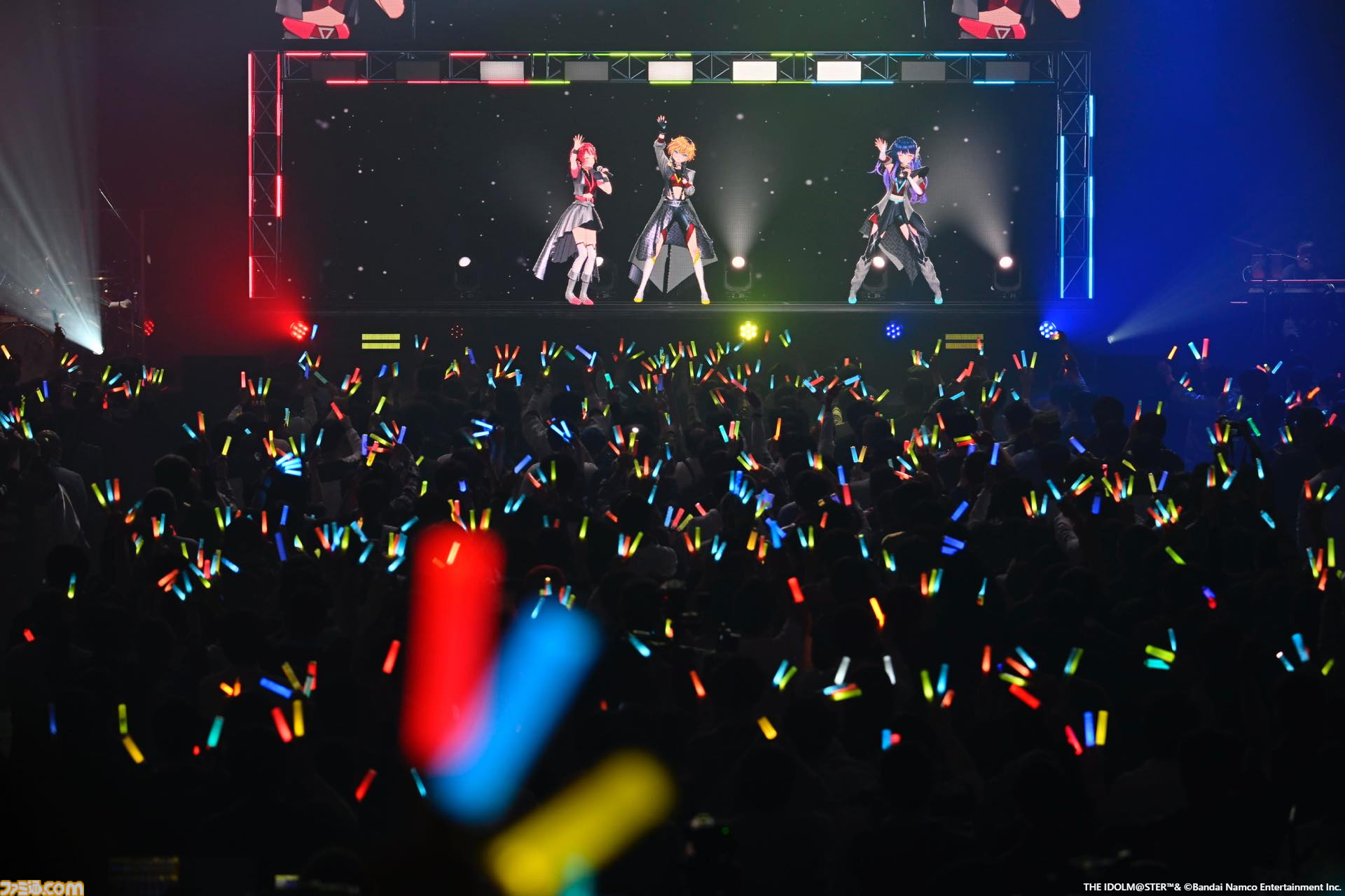 『ヴイアライヴ』2ndライブリポート。前回に続いて生バンドも加わった熱いライブではそれぞれの6thソロ曲やユニット最新曲も披露