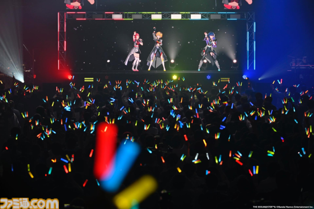 『ヴイアライヴ』2ndライブリポート。前回に続いて生バンドも加わった熱いライブではそれぞれの6thソロ曲やユニット最新曲も披露