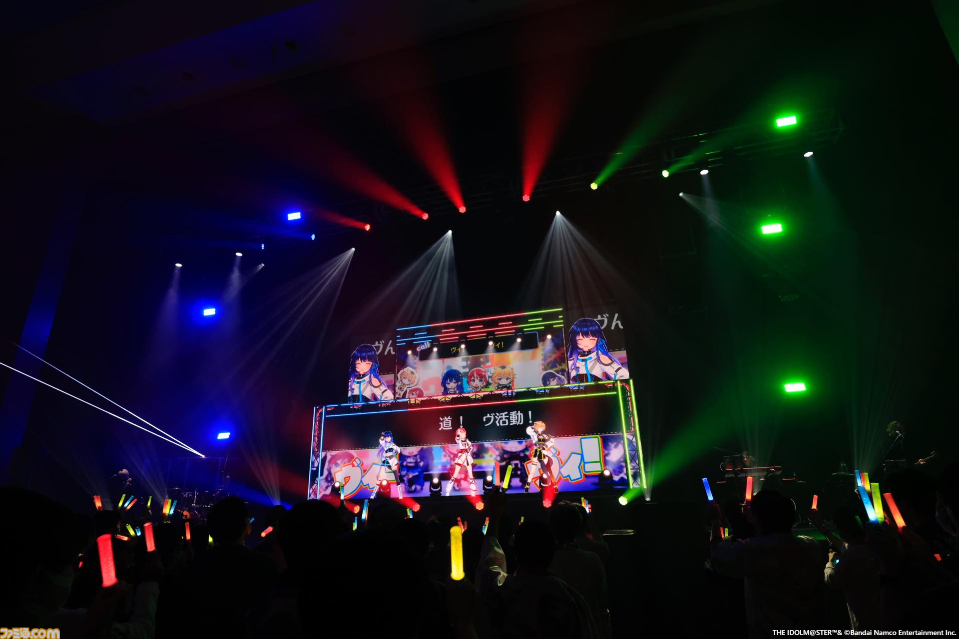 『ヴイアライヴ』2ndライブリポート。前回に続いて生バンドも加わった熱いライブではそれぞれの6thソロ曲やユニット最新曲も披露