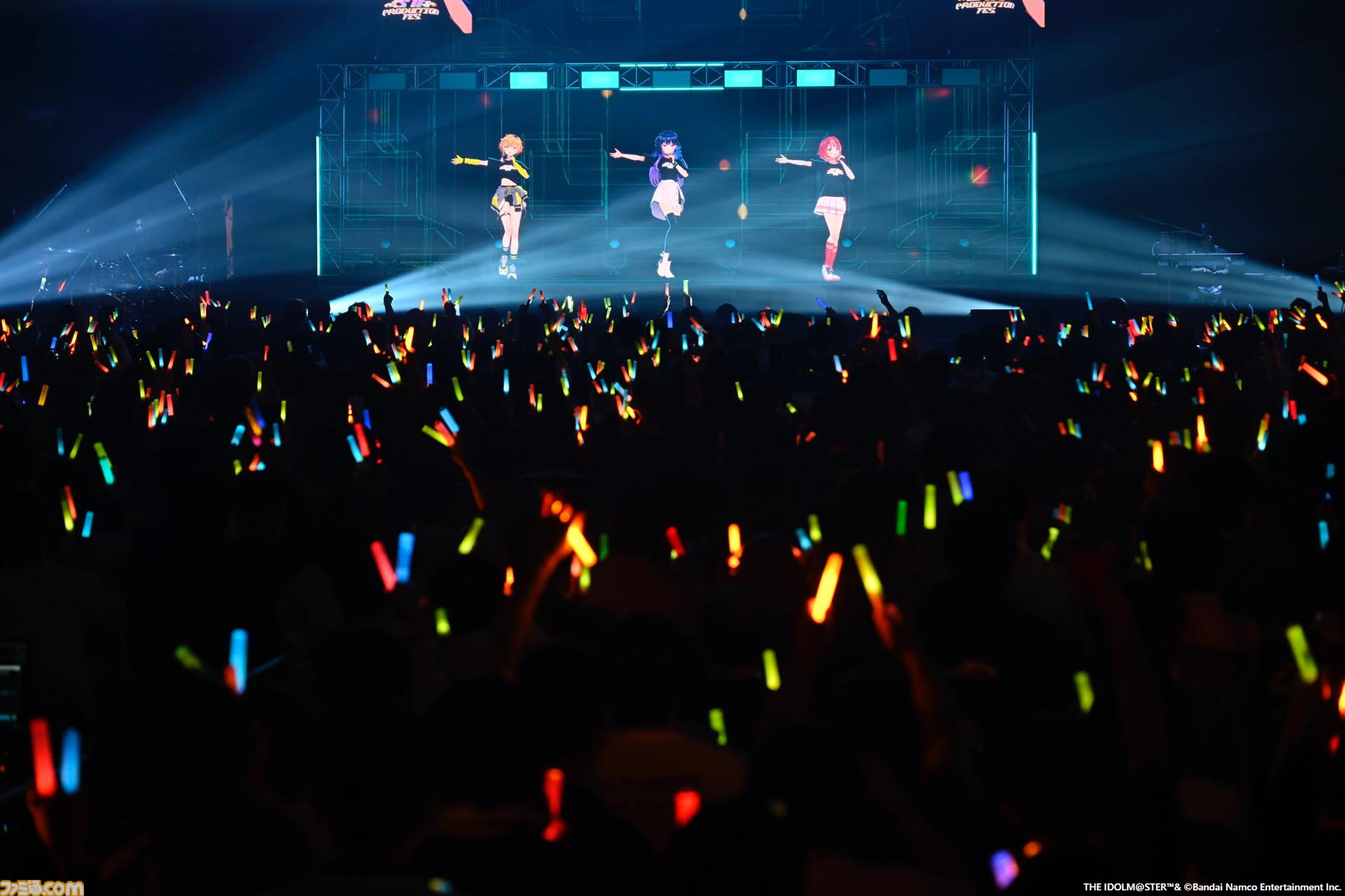 『ヴイアライヴ』2ndライブリポート。前回に続いて生バンドも加わった熱いライブではそれぞれの6thソロ曲やユニット最新曲も披露