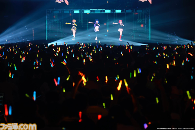 『ヴイアライヴ』2ndライブリポート。前回に続いて生バンドも加わった熱いライブではそれぞれの6thソロ曲やユニット最新曲も披露