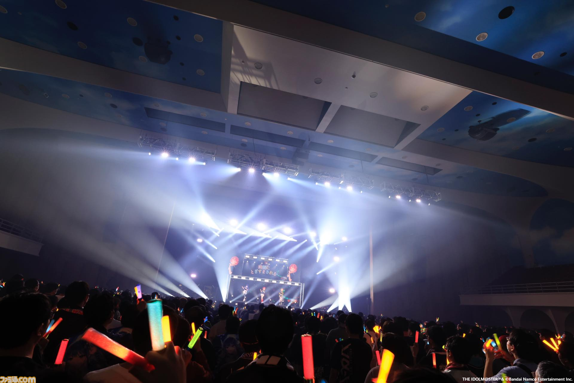 『ヴイアライヴ』2ndライブリポート。前回に続いて生バンドも加わった熱いライブではそれぞれの6thソロ曲やユニット最新曲も披露