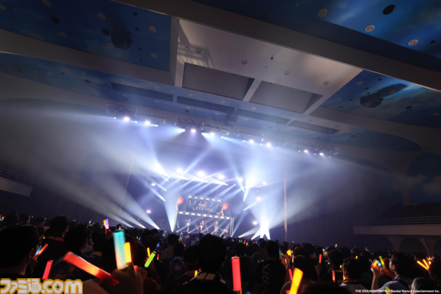 『ヴイアライヴ』2ndライブリポート。前回に続いて生バンドも加わった熱いライブではそれぞれの6thソロ曲やユニット最新曲も披露