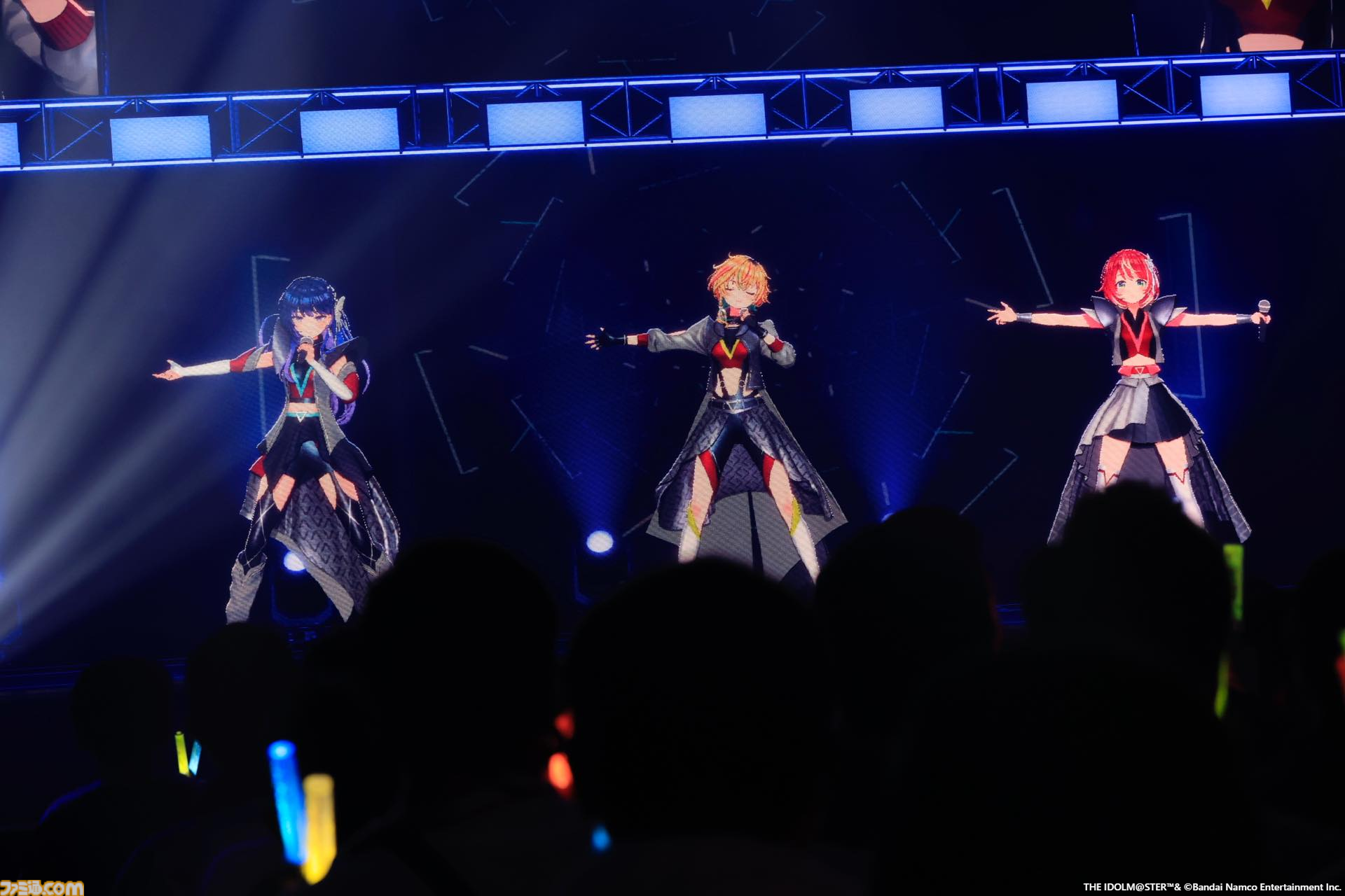 『ヴイアライヴ』2ndライブリポート。前回に続いて生バンドも加わった熱いライブではそれぞれの6thソロ曲やユニット最新曲も披露