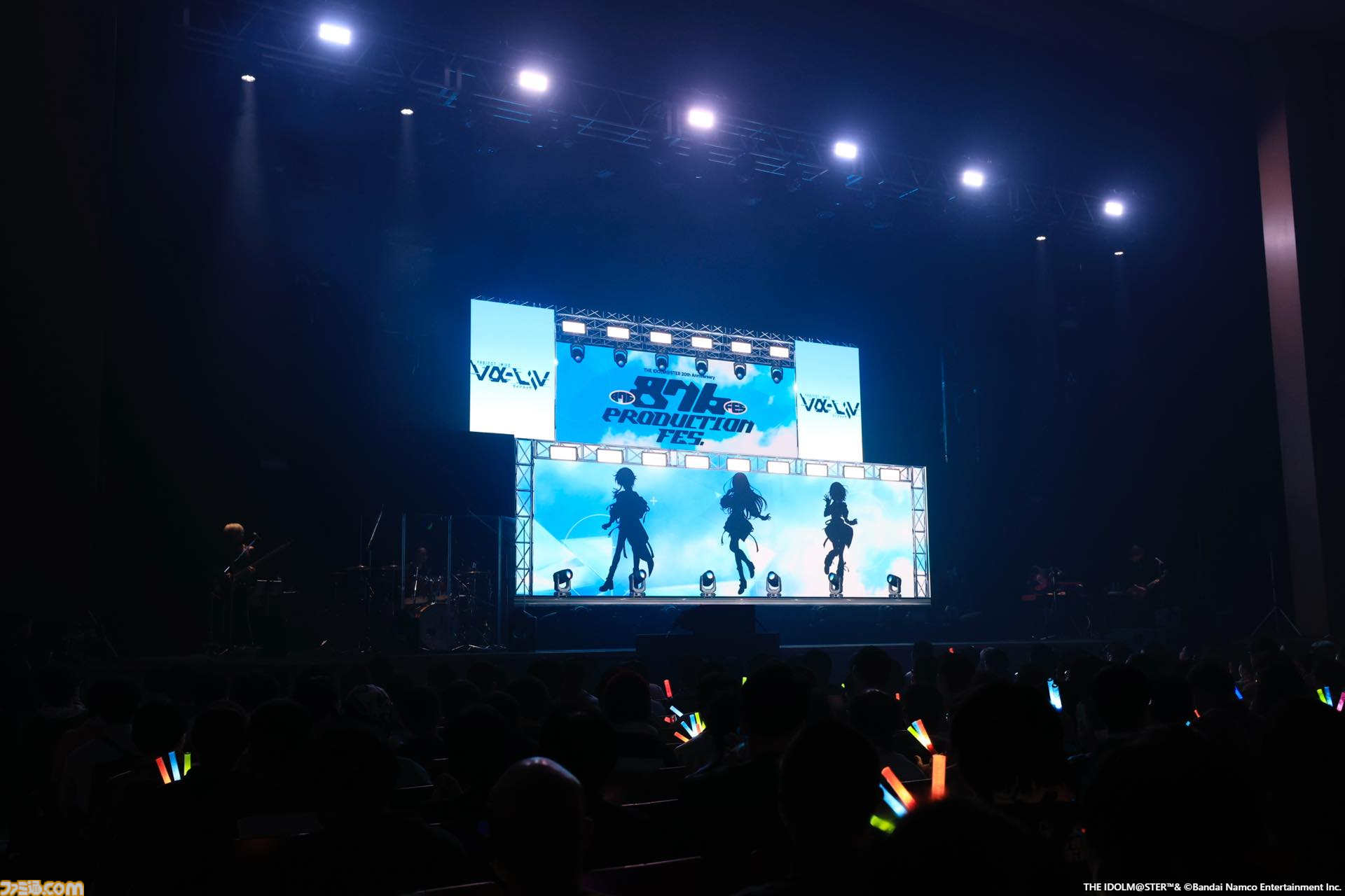『ヴイアライヴ』2ndライブリポート。前回に続いて生バンドも加わった熱いライブではそれぞれの6thソロ曲やユニット最新曲も披露