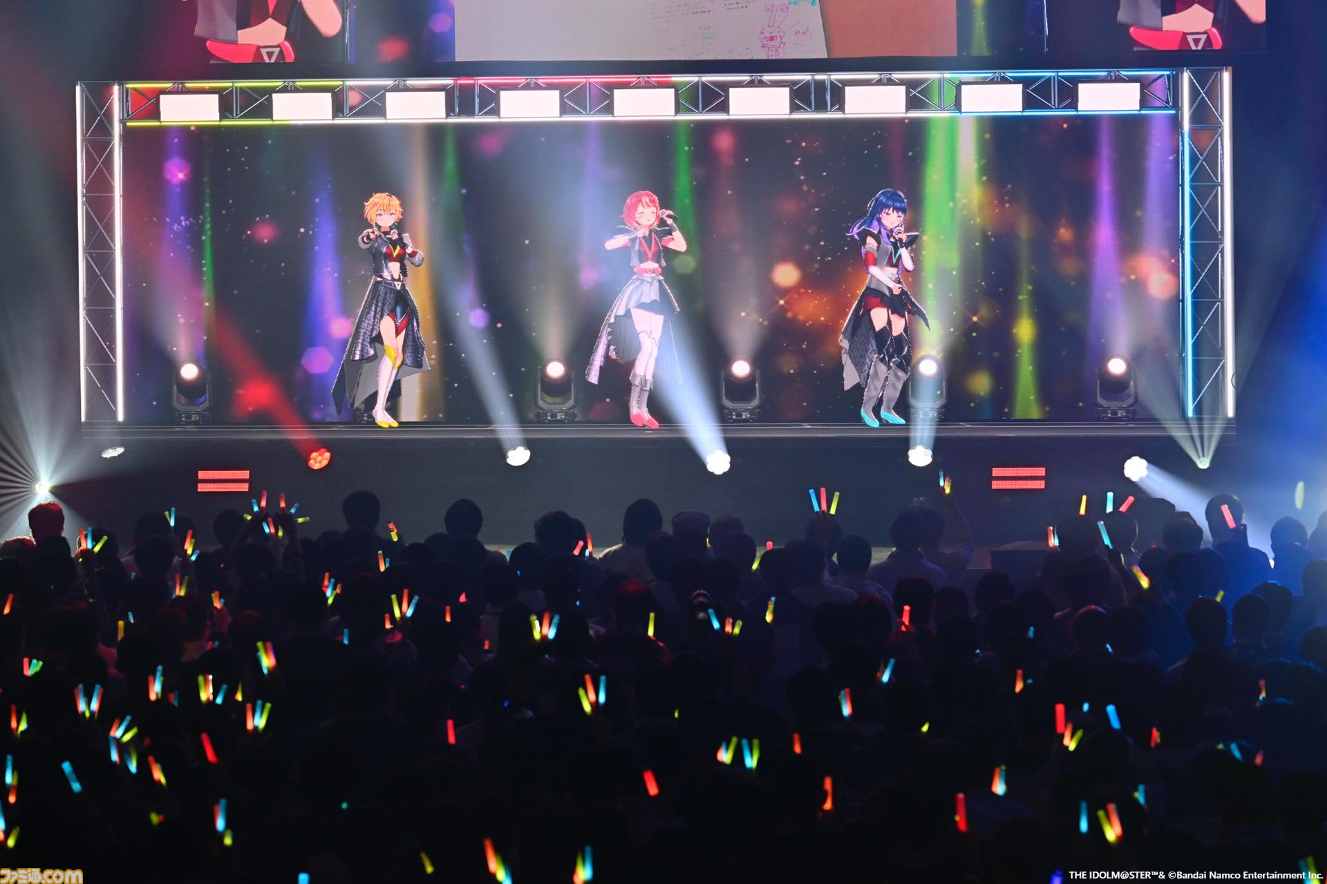 『ヴイアライヴ』2ndライブリポート。前回に続いて生バンドも加わった熱いライブではそれぞれの6thソロ曲やユニット最新曲も披露