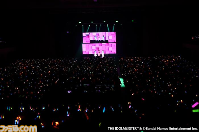 『アイマス ディアリースターズ』17年振りに3人のキャストが勢ぞろいしたファンミーティング"Dearly, Dearly MEETING !!!"リポート。一般公募された質問に答えるトークやライブパートも