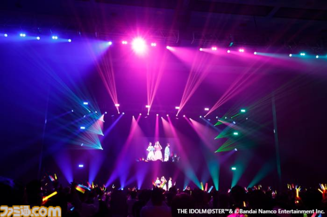 『アイマス ディアリースターズ』17年振りに3人のキャストが勢ぞろいしたファンミーティング"Dearly, Dearly MEETING !!!"リポート。一般公募された質問に答えるトークやライブパートも