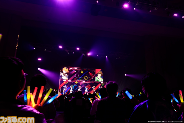 876プロ全メンバーが集結した"-UNDER ONE SKY !!!!!!-"リポート。『アイマス ディアリースターズ』×『ヴイアライヴ』の6人で歌う新曲『ソライロ！』やユニットの垣根を超えたデュオ歌唱も