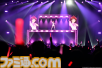 876プロ全メンバーが集結した"-UNDER ONE SKY !!!!!!-"リポート。『アイマス ディアリースターズ』×『ヴイアライヴ』の6人で歌う新曲『ソライロ！』やユニットの垣根を超えたデュオ歌唱も