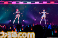 876プロ全メンバーが集結した"-UNDER ONE SKY !!!!!!-"リポート。『アイマス ディアリースターズ』×『ヴイアライヴ』の6人で歌う新曲『ソライロ！』やユニットの垣根を超えたデュオ歌唱も