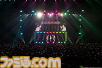 876プロ全メンバーが集結した"-UNDER ONE SKY !!!!!!-"リポート。『アイマス ディアリースターズ』×『ヴイアライヴ』の6人で歌う新曲『ソライロ！』やユニットの垣根を超えたデュオ歌唱も