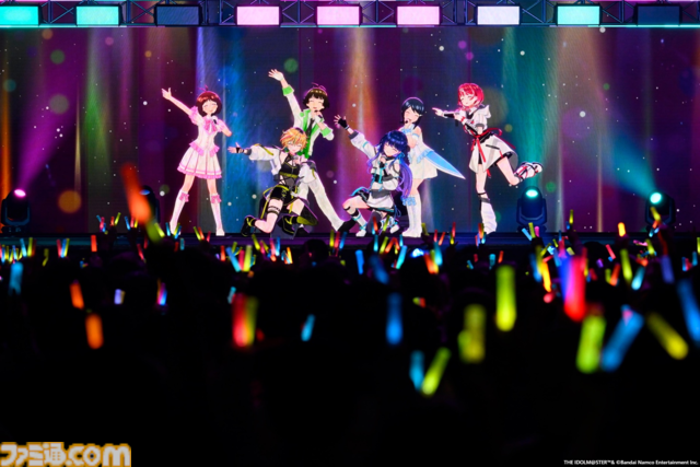 876プロ全メンバーが集結した"-UNDER ONE SKY !!!!!!-"リポート。『アイマス ディアリースターズ』×『ヴイアライヴ』の6人で歌う新曲『ソライロ！』やユニットの垣根を超えたデュオ歌唱も