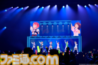 876プロ全メンバーが集結した"-UNDER ONE SKY !!!!!!-"リポート。『アイマス ディアリースターズ』×『ヴイアライヴ』の6人で歌う新曲『ソライロ！』やユニットの垣根を超えたデュオ歌唱も