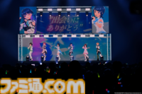 876プロ全メンバーが集結した"-UNDER ONE SKY !!!!!!-"リポート。『アイマス ディアリースターズ』×『ヴイアライヴ』の6人で歌う新曲『ソライロ！』やユニットの垣根を超えたデュオ歌唱も