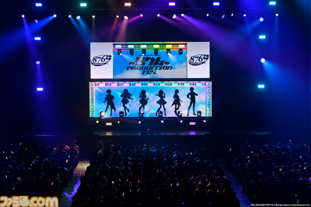 876プロ全メンバーが集結した"-UNDER ONE SKY !!!!!!-"リポート。『アイマス ディアリースターズ』×『ヴイアライヴ』の6人で歌う新曲『ソライロ！』やユニットの垣根を超えたデュオ歌唱も