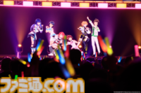 876プロ全メンバーが集結した"-UNDER ONE SKY !!!!!!-"リポート。『アイマス ディアリースターズ』×『ヴイアライヴ』の6人で歌う新曲『ソライロ！』やユニットの垣根を超えたデュオ歌唱も