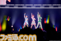 876プロ全メンバーが集結した"-UNDER ONE SKY !!!!!!-"リポート。『アイマス ディアリースターズ』×『ヴイアライヴ』の6人で歌う新曲『ソライロ！』やユニットの垣根を超えたデュオ歌唱も