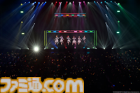 876プロ全メンバーが集結した"-UNDER ONE SKY !!!!!!-"リポート。『アイマス ディアリースターズ』×『ヴイアライヴ』の6人で歌う新曲『ソライロ！』やユニットの垣根を超えたデュオ歌唱も