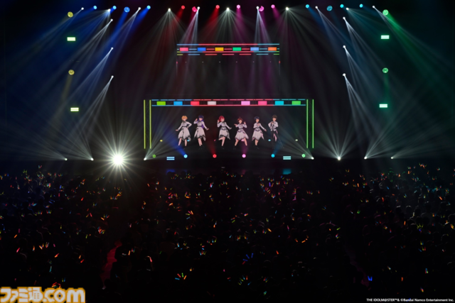 876プロ全メンバーが集結した"-UNDER ONE SKY !!!!!!-"リポート。『アイマス ディアリースターズ』×『ヴイアライヴ』の6人で歌う新曲『ソライロ！』やユニットの垣根を超えたデュオ歌唱も