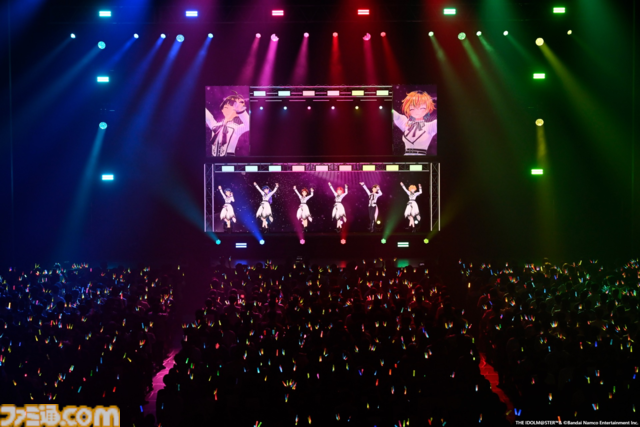 876プロ全メンバーが集結した"-UNDER ONE SKY !!!!!!-"リポート。『アイマス ディアリースターズ』×『ヴイアライヴ』の6人で歌う新曲『ソライロ！』やユニットの垣根を超えたデュオ歌唱も