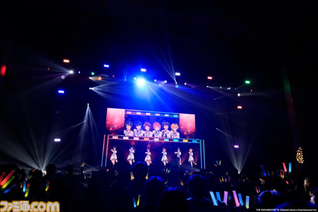 876プロ全メンバーが集結した"-UNDER ONE SKY !!!!!!-"リポート。『アイマス ディアリースターズ』×『ヴイアライヴ』の6人で歌う新曲『ソライロ！』やユニットの垣根を超えたデュオ歌唱も