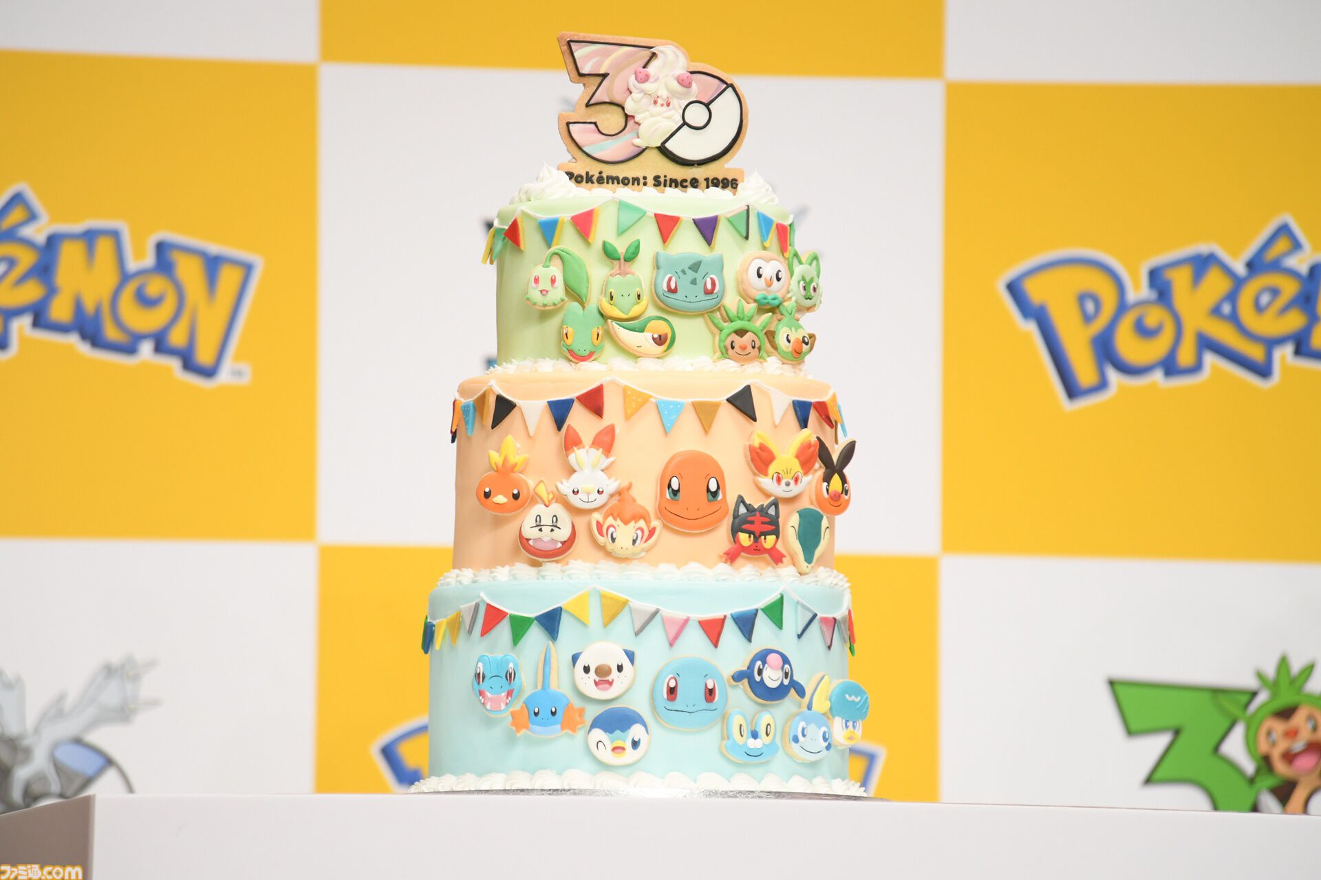 【ポケモン30周年】歴代パッケージの展示は圧巻！ 初代ピカチュウやサント・アンヌごうを立体化した新グッズなども目白押し。期待が膨らむ今後の施策も明らかに【リポート】