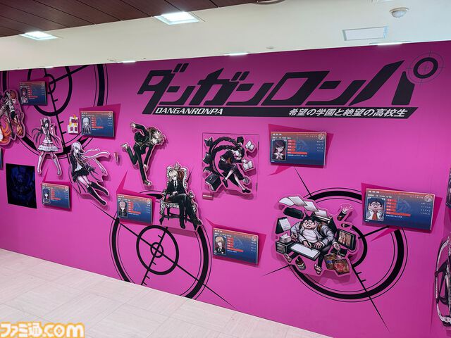 “ダンガンロンパ15周年記念展”シリーズキャライラストからおしおきシーンのアイテムに謎解きまで。遊べるお楽しみ要素も入った、ワックワクでドッキドキの展示会が楽しい！