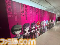 “ダンガンロンパ15周年記念展”シリーズキャライラストからおしおきシーンのアイテムに謎解きまで。遊べるお楽しみ要素も入った、ワックワクでドッキドキの展示会が楽しい！