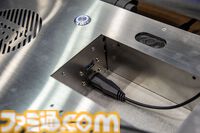 ゲーミングPCと大画面モニターをステンレス製アタッシュケースに組み込むと持ちやすい（ただし20kgある）。金属加工が得意なシーフォースは力技で解決する