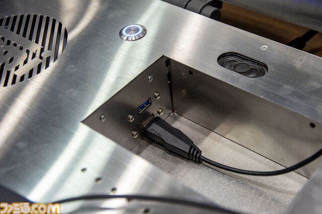 ゲーミングPCと大画面モニターをステンレス製アタッシュケースに組み込むと持ちやすい（ただし20kgある）。金属加工が得意なシーフォースは力技で解決する